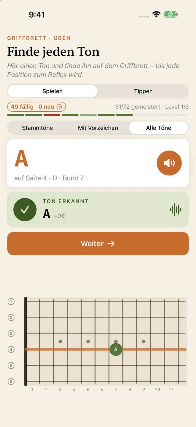 Der Griffbrett-Trainer fragt nach einem A auf Saite 4, bestätigt den gehörten Ton – richtig, drei Cent zu hoch – und markiert ihn auf einem Griffbrettdiagramm. Ein Schalter über der Frage, Spielen oder Tippen, bietet dieselbe Übung ohne Gitarre.
