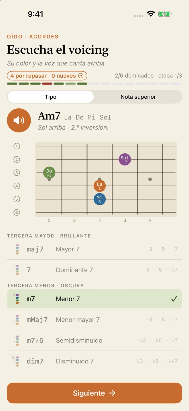 En el módulo Oído suena un Am7, que aparece como un voicing drop-2 en el diapasón; en la lista de respuestas, con seis tipos de acorde, está marcado Menor 7. Un selector en la parte superior, Tipo o Nota superior, elige qué vas a nombrar.