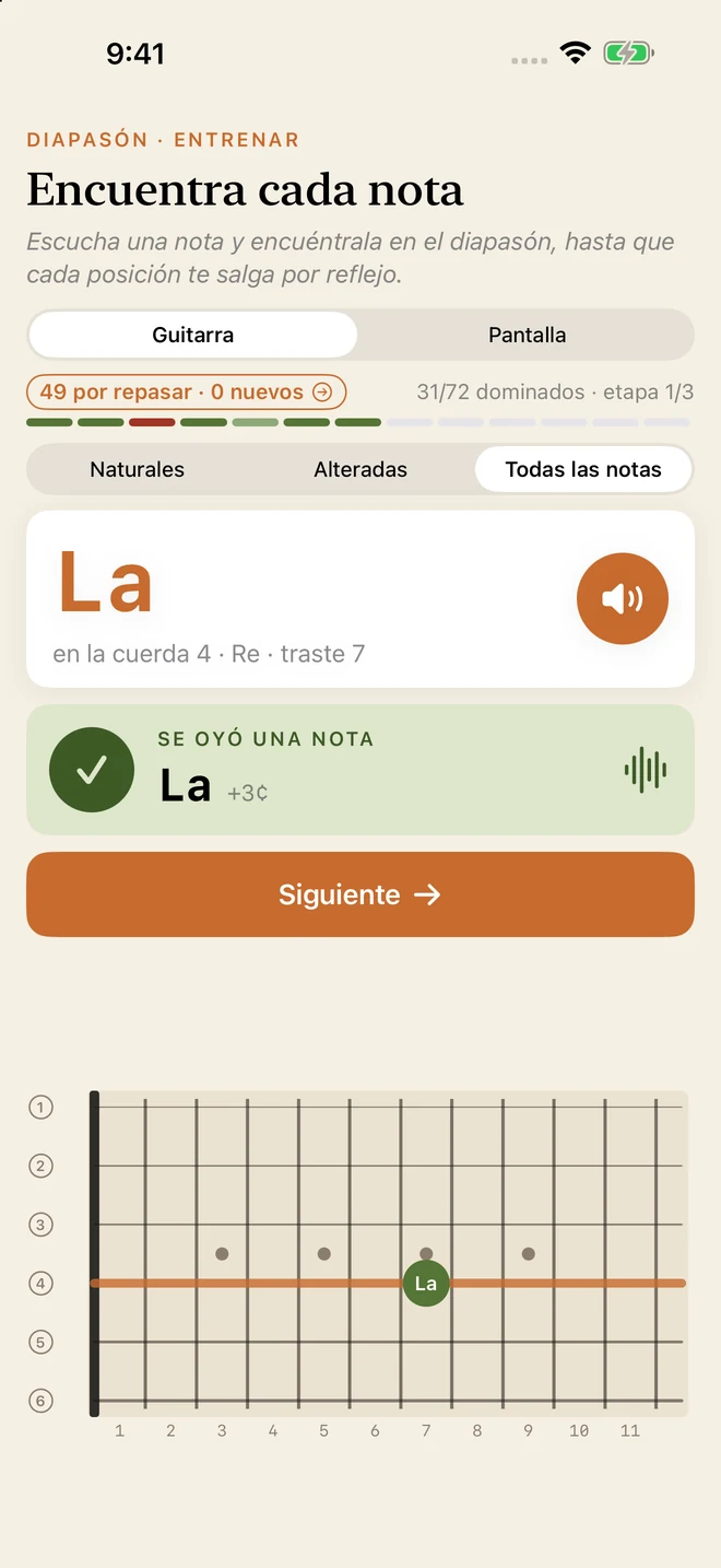 El módulo Diapasón pide un La en la cuerda 4, confirma la nota que escuchó — correcta, tres cents por encima — y la marca en un diagrama del diapasón. Un selector sobre la pregunta, Guitarra o Pantalla, ofrece el mismo ejercicio sin guitarra.